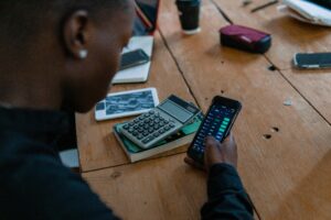 Une personne africaine utilisant son smartphone pour travailler